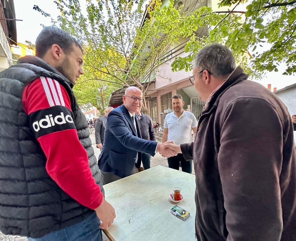 Cumhuriyet Halk Partisi Balıkesir Milletvekili Adayı Serkan Sarı, seçimlere sayılı günler kala vitesi artırdı. Sarı, dünkü çalışmalarını gecenin ilerleyen saatlerinde bitirdi. Bir günde 3 farklı ilçede bulunan, 9 köyü ziyaret eden Sarı, gayretiyle seçmenlerin takdirini kazandı.