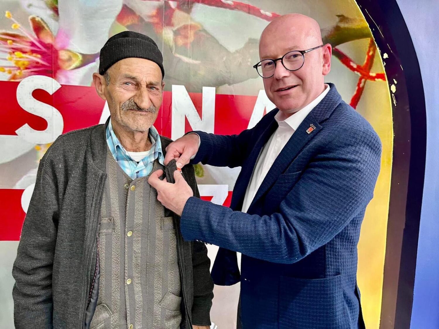 CHP Balıkesir Milletvekili Adayı Serkan Sarı’nın valilik binası karşısındaki seçim ofisinin açılışı gerçekleştirildi. Vatandaşların yoğun ilgi gösterdiği etkinlikte açılış konuşmasını yapan Sarı, “Seçim ofisinin patronu vatandaşlarımız olacak. Dertli vatandaşım, sıkıntıda olan hemşehrim buraya gelecek. Ne sıkıntısı, talebi, önerisi varsa burada bizlere anlatacak” dedi.