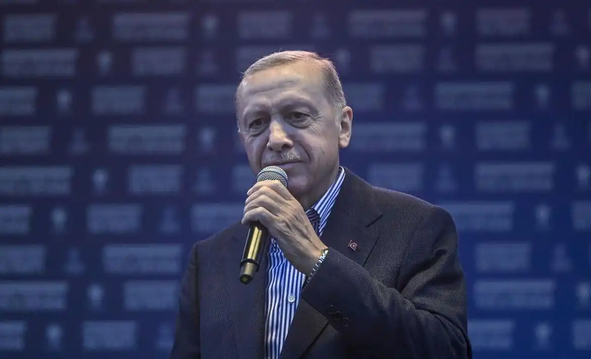 Cumhurbaşkanı Erdoğan, "Gel dediler, Muharrem Bey bunları elinin tersiyle itti. Kaset kumpasının arkasında Pensilvanya var, FETÖ var. Bu oyunu Muharrem Bey'e oynadılar" dedi.