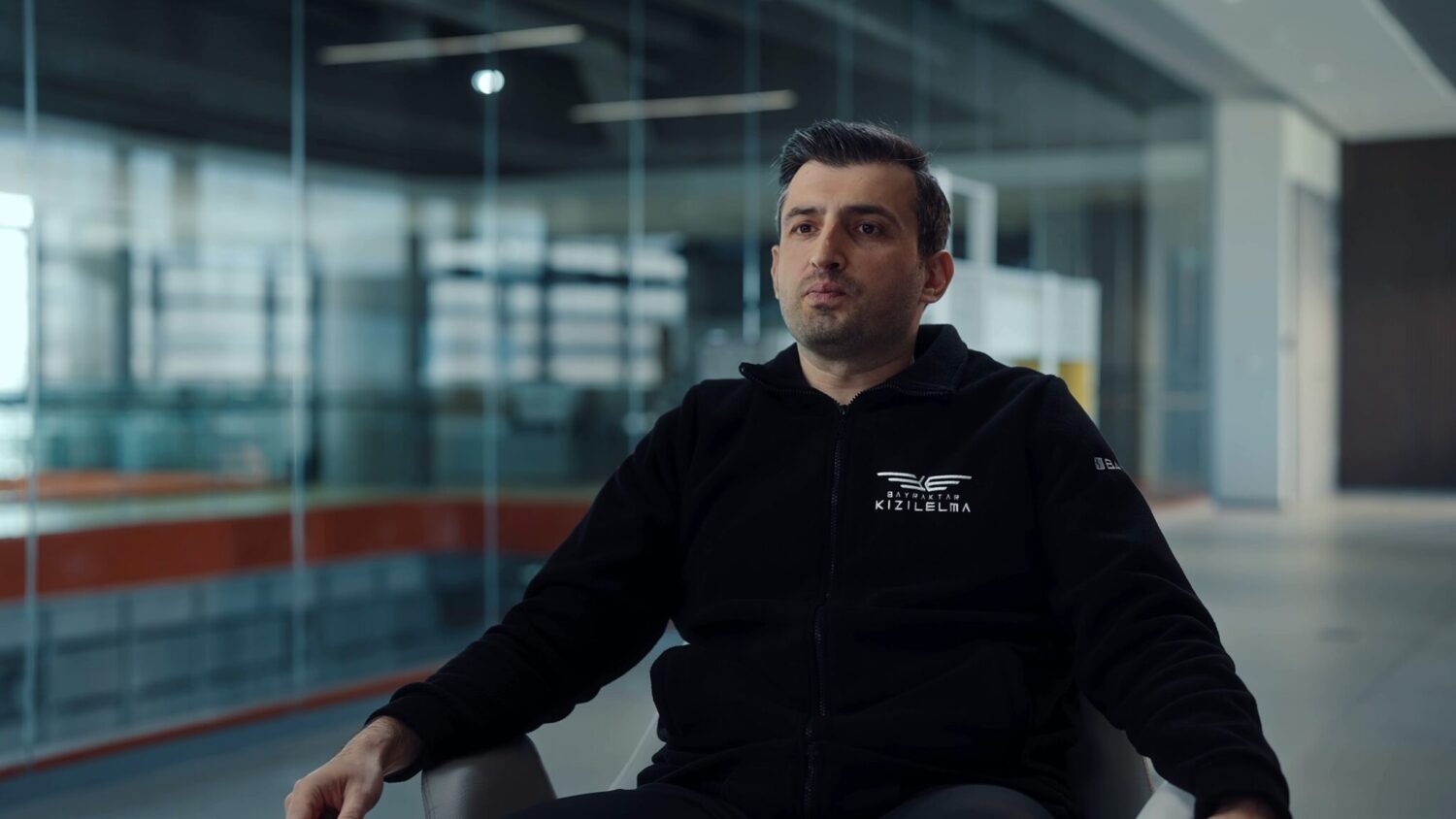 Türkiye'nin ilk insansız savaş uçağı olan Bayraktar KIZILELMA’nın geliştirme aşamaları ve Baykar’ın insansız hava aracı geliştirme yolculuğunu anlatan "Hedef KIZILELMA" belgeselinin ilk bölümü yayınladı.