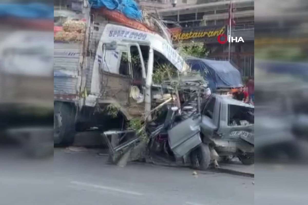 Hatay'ın Belen ilçesinde freni patlayan soğan yüklü kamyonun çok sayıda araca çarptığı kazada 3 kişi öldü, 20 kişi yaralandı.
