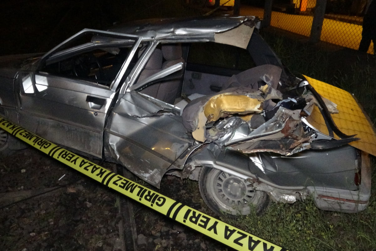 Zonguldak'ta hemzemin geçitten geçmeye çalışan otomobile yolcu treni çarptı. Kazada şans eseri yaralanan olmadı.