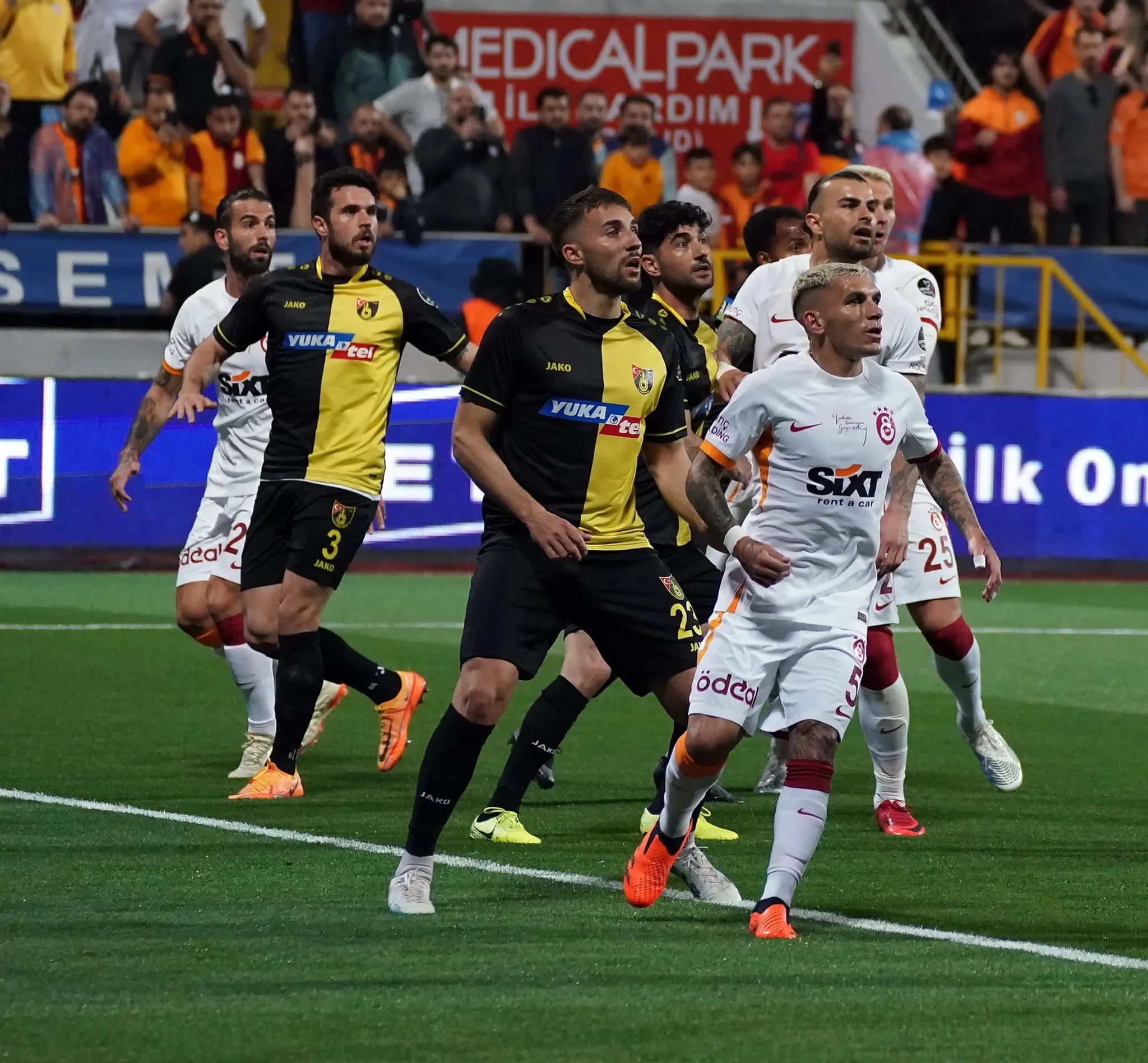 Galatasaray, İstanbulspor galibiyetiyle puanını 76 yaptı ve maç fazlasıyla Fenerbahçe ve Beşiktaş ile puan farkını 8’e çıkardı. Şampiyonluğa bir adım daha yaklaştı. 