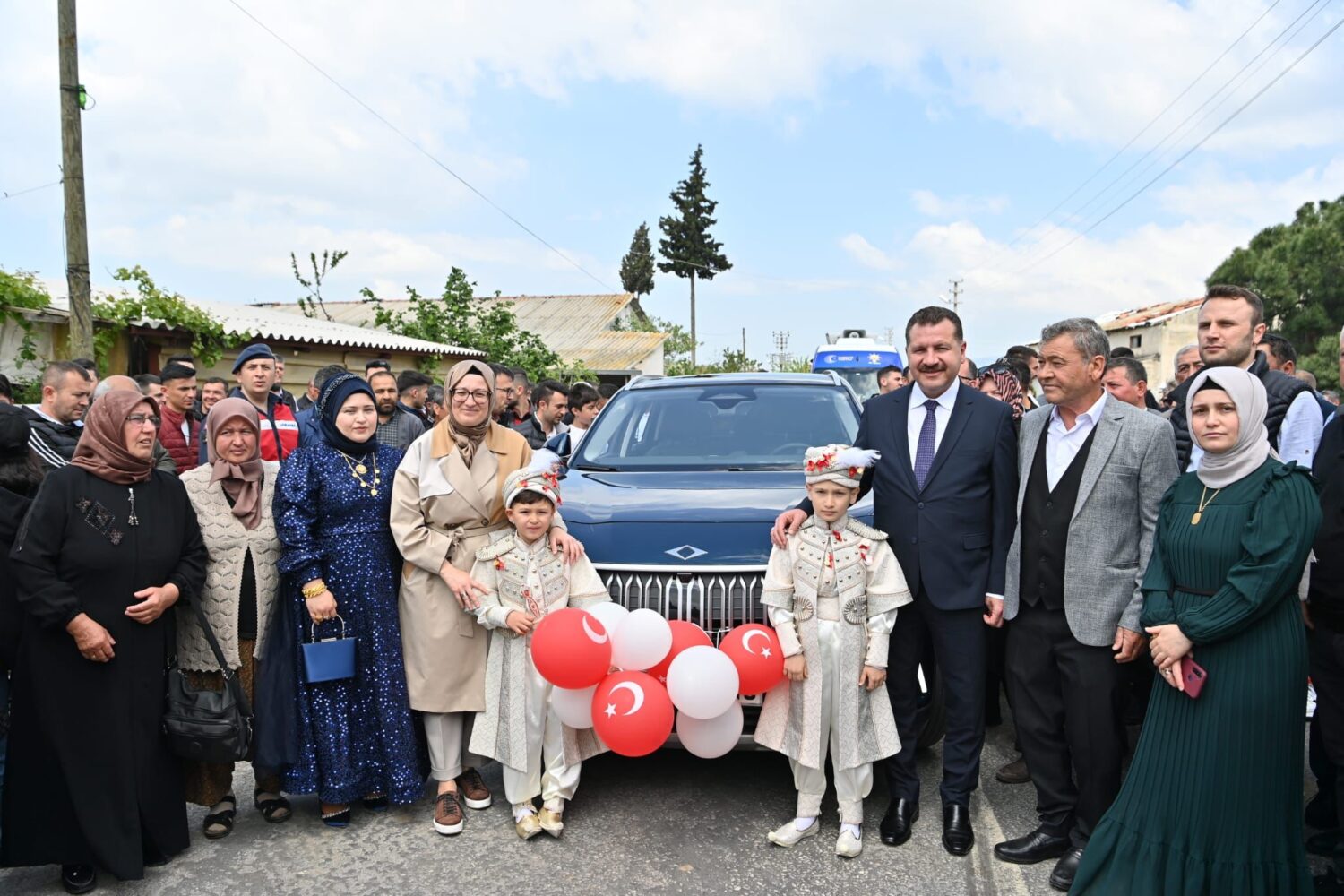 TOGG Balıkesir’de, 2017 yılında Hatay Hassa Domuzdamı mevkiinde bölücü terör örgütüne yönelik operasyon sırasında silahlı saldırı sonucu şehit düşen Niyazi Elçi'nin çocuklarının sünnet arabası oldu.