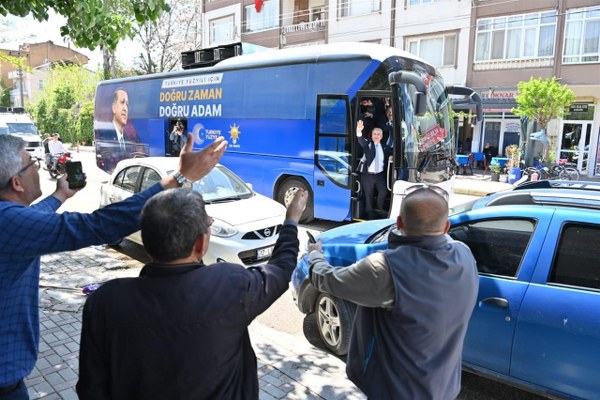 AK Parti Balıkesir Milletvekili Adayları, Bandırma’ya adeta çıkarma yaptı. Cumhuriyet Meydanı’nda coşkuyla karşılanan vekil adayları, Bandırma’nın dört bir yanına dağılarak Cumhurbaşkanı Recep Tayyip Erdoğan’ın selamlarını iletti.