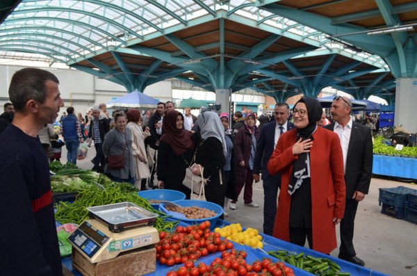 AK Parti Balıkesir Milletvekili Adayları, Bandırma’ya adeta çıkarma yaptı. Cumhuriyet Meydanı’nda coşkuyla karşılanan vekil adayları, Bandırma’nın dört bir yanına dağılarak Cumhurbaşkanı Recep Tayyip Erdoğan’ın selamlarını iletti.
