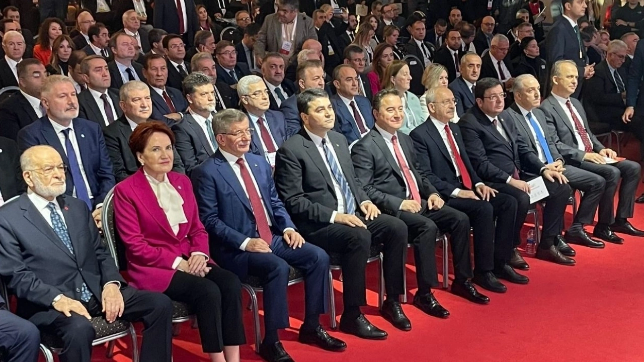 CHP Genel Merkez binasında gerçekleştirilen CHP, İyi Parti, Demokrat Parti, Saadet Partisi, DEVA Partisi ve Gelecek Partisi genel başkanlarının katıldığı Altılı Masa toplantısı sona erdi.