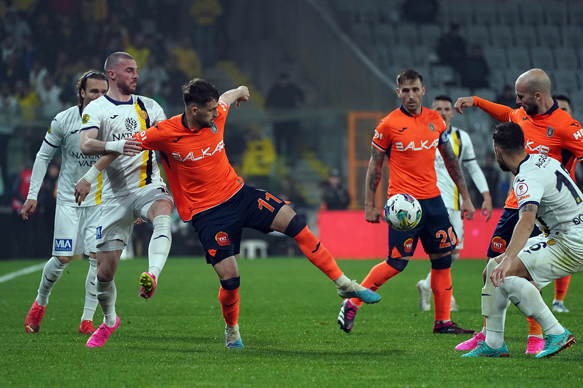 Medipol Başakşehir, MKE Ankaragücü ile yarın deplasmanda oynayacağı Ziraat Türkiye Kupası Yarı Final rövanş maçında galip gelerek kupada finale yükselmeyi hedefliyor.