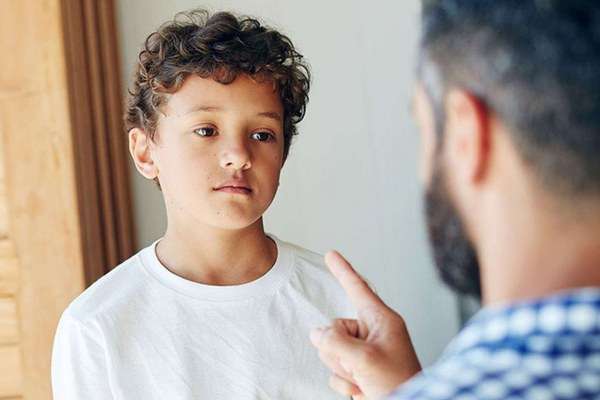 Psikolog Mine Kuşaklı, uzman desteğiyle yalan söyleme hastalığını psikoterapi ve ilaç tedavisi ile düzeltmenin mümkün olduğunu belirtti. Ayrıca Psikolog Kuşaklı, ikiyüzlülük hastalığının yalan söyleme hastalığından faklı olduğunu ve çevrede ki kişilere zarar verebileceğini sözlerine ekledi.