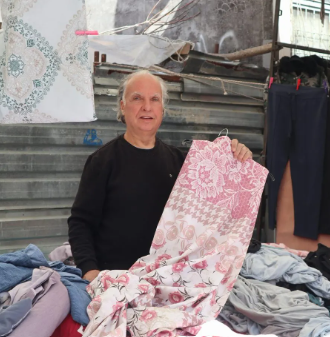 Bandırma'da faaliyet gösteren Pazar esnafı, yüksek enflasyonun etkilerinden şikayetçi oldu ve alım güçlerinin düştüğünü vurguladı. Esnaf, hem kendilerinin hem de vatandaşların zor durumda olduğuna dikkat çekerek, duruma isyan etti. Yüksek enflasyonun neden olduğu ekonomik zorluklara karşı çözüm talep eden esnaf, yaşadıkları sıkıntıları belirtti.