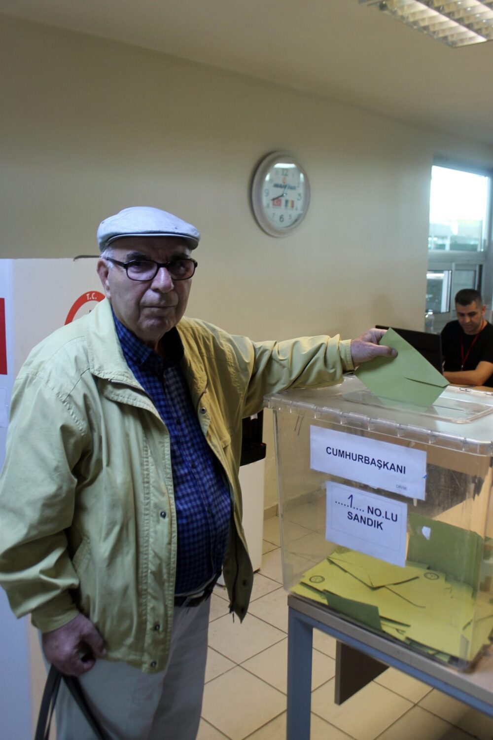 Seçimi'nin ikinci turunda yurt dışındaki temsilciliklerde oy verme işlemi son bulurken, gümrük kapılarında ise oy verme işlemi sürüyor. Katılım oranı ve kullanılan oy sayısında adeta rekor kırıldı.