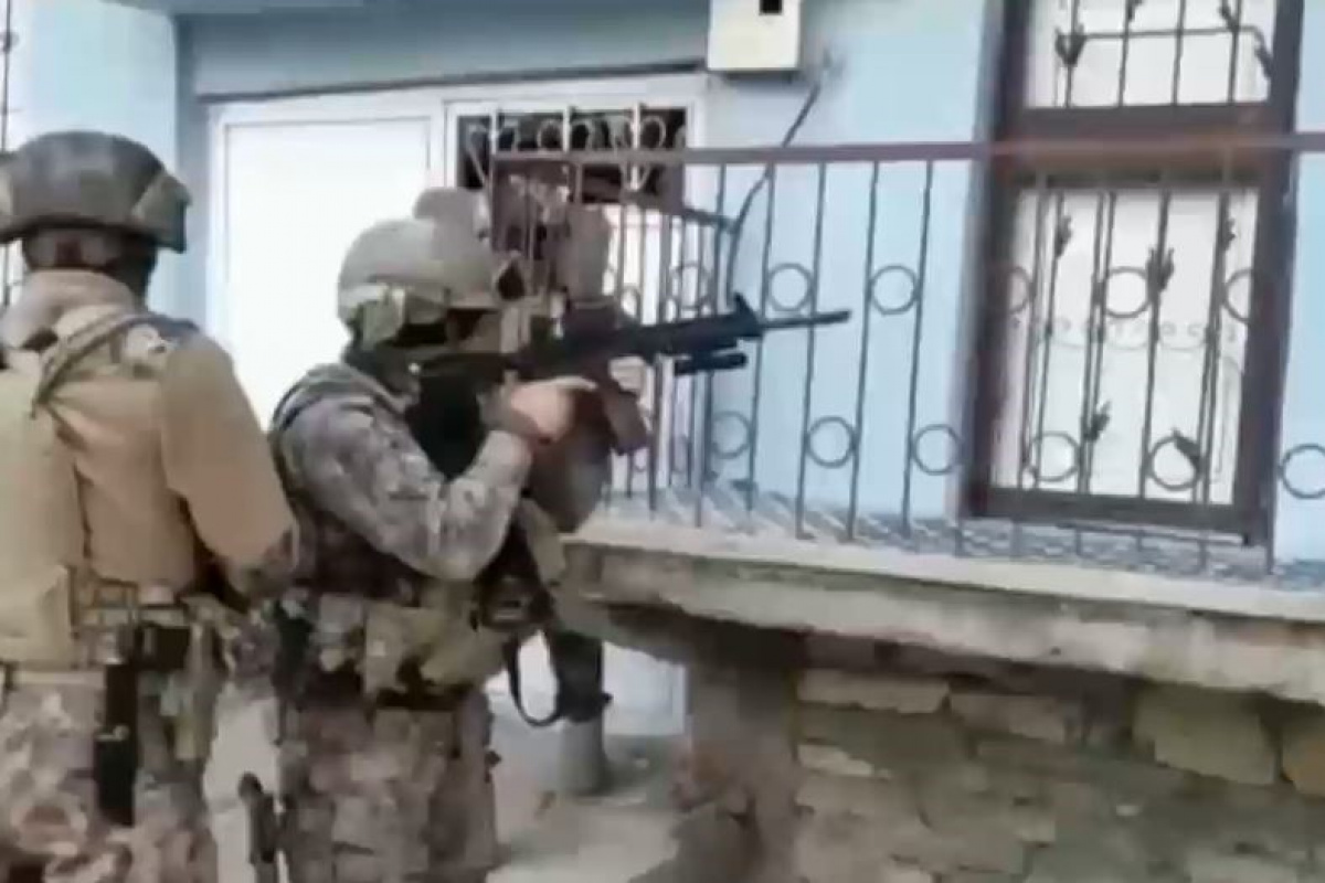 Van’da 'Göçmen Kaçakçılığı ve İnsan Ticareti' yaptığı tespit edilen şahıslara yönelik düzenlenen operasyonlarda yakalanan 14 kişi tutuklandı.