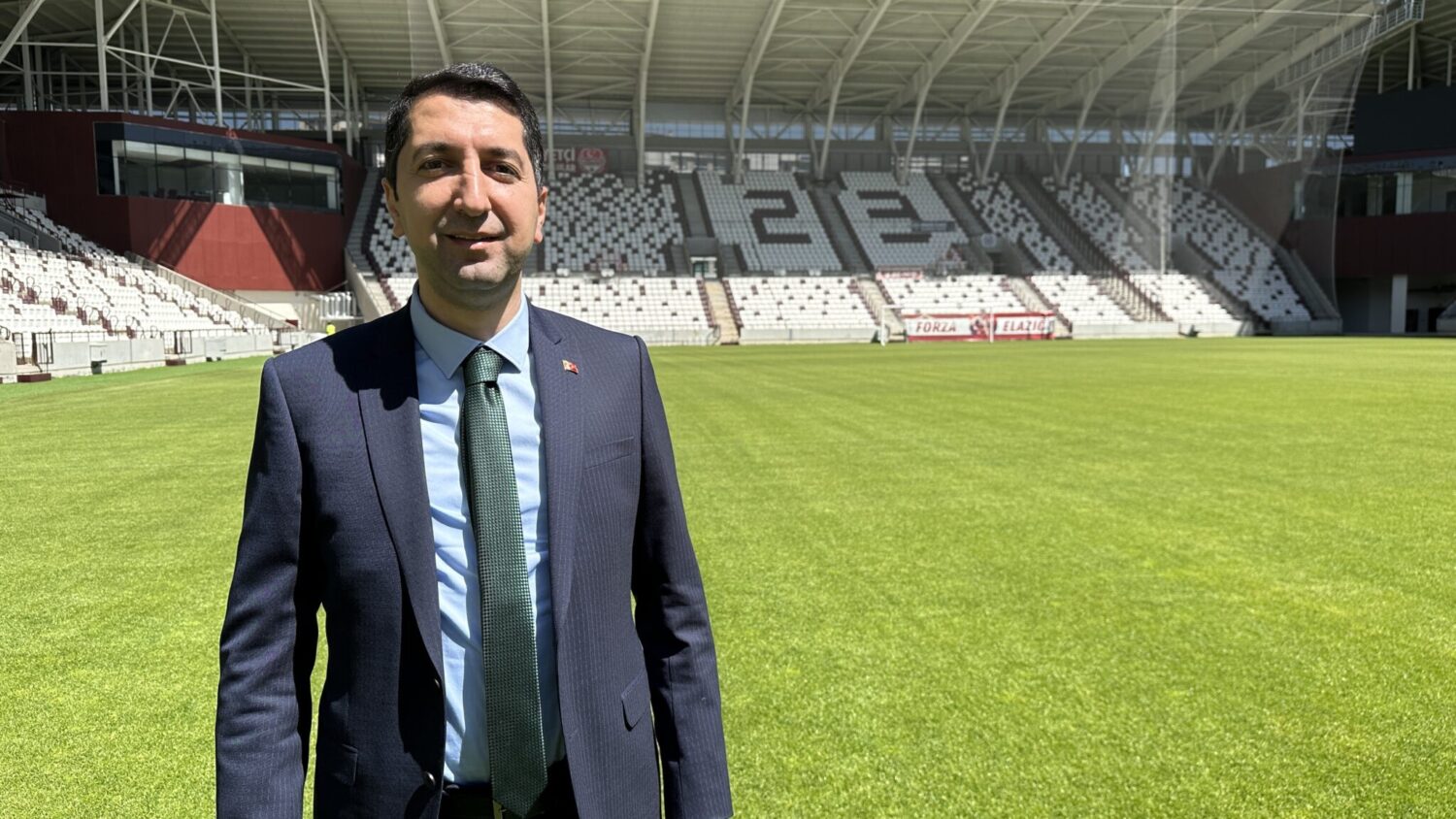 Elazığ taraftarları özlemle beklediği stada bugün kavuşuyor. Yeni Elazığ Atatürk Stadyumu, bugün oynanacak olan ES Elazığspor - K. Karaköprü Belediyespor maçıyla kapılarını açacak.
