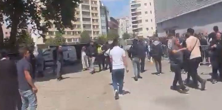 1 Mayıs’ta Marsilya'da oy kullanmaya gelen Yeşil Sol Partililer ile MHP'liler arasında çatışma çıktı. Çatışmada 4 kişi yaralandı.