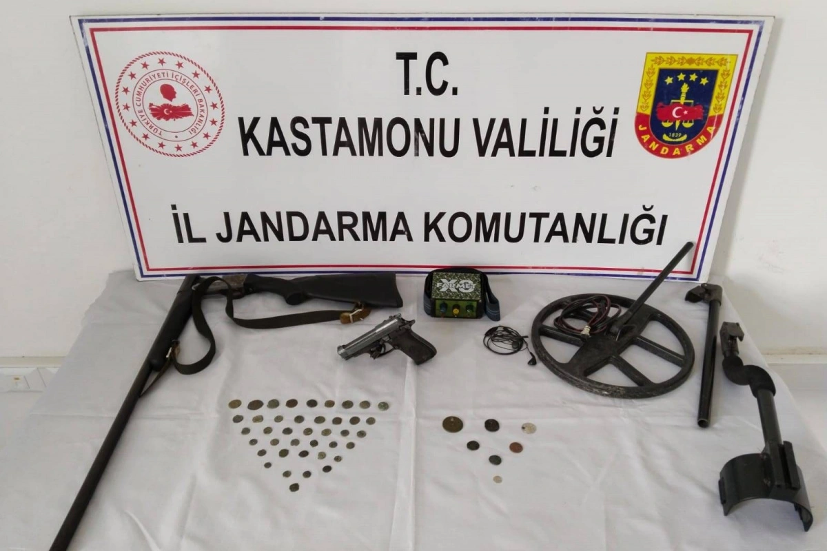 Kastamonu’nun Seydiler ilçesinde jandarma ekipleri tarafından bir evde yapılan aramada 47 sikke ile bir dedektör bulundu. İki şüpheli olayla ilgili gözaltına alındı.