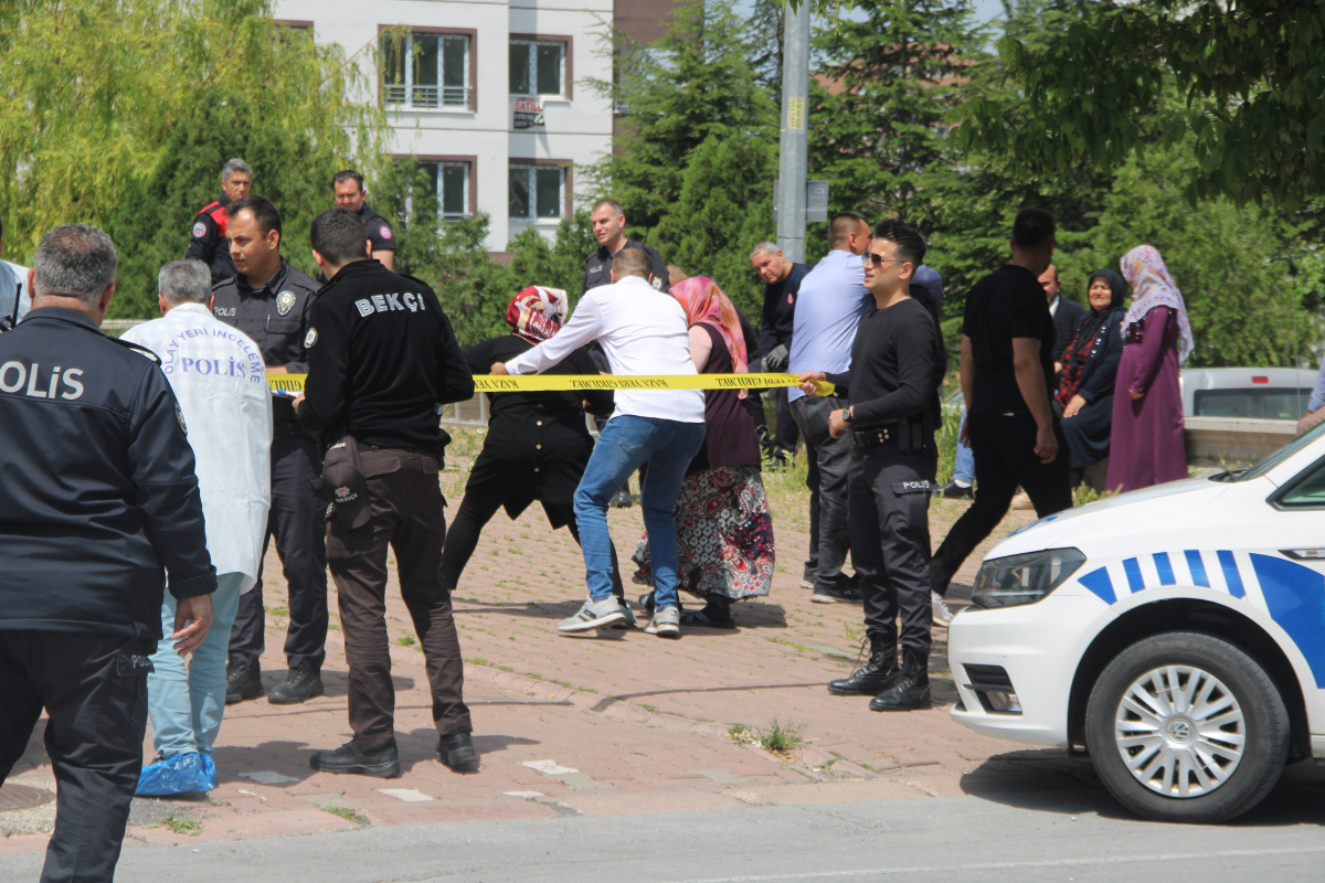 Kayseri'nin Melikgazi ilçesinde çocuğunun balkondan düşmek üzere olduğunu gören ve engel olmak isteyen anne kucağındaki bebeğiyle birlikte 13. kattan aşağı düştü. Anne ve iki çocuk hayatını kaybetti. 