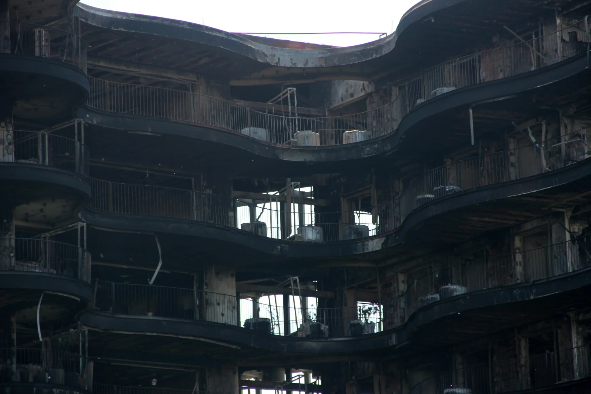 İzmir'in Narlıdere ilçesindeki lüks sitede meydana gelen yangının sebebiyle ilgili tespitte sona geliniyor. 8 saatlik bir müdahalenin ardından kontrol altına alınabilen 40 daireyi etkileyen yangının çıkış sebebini bulmaya yönelik çalışmalar tamamlandı.