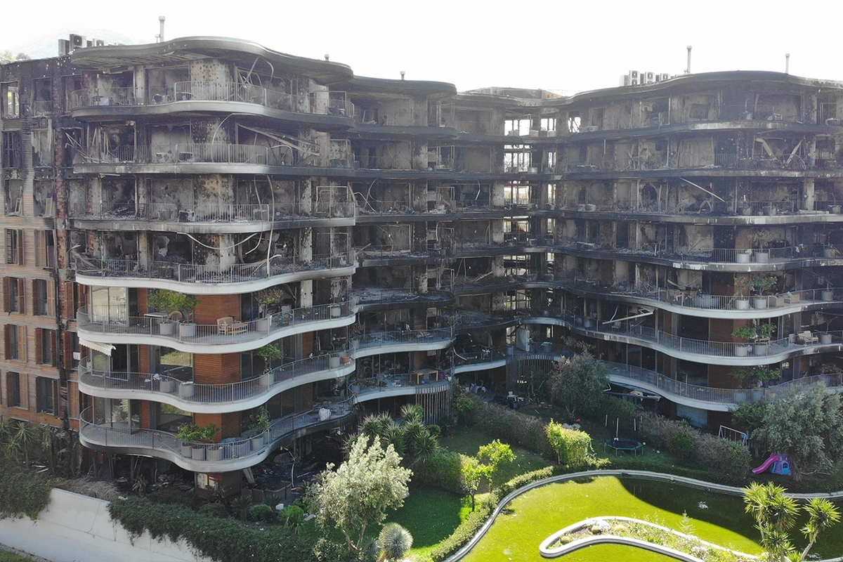 İzmir'in Narlıdere ilçesindeki lüks sitede meydana gelen yangının sebebiyle ilgili tespitte sona geliniyor. 8 saatlik bir müdahalenin ardından kontrol altına alınabilen 40 daireyi etkileyen yangının çıkış sebebini bulmaya yönelik çalışmalar tamamlandı. 