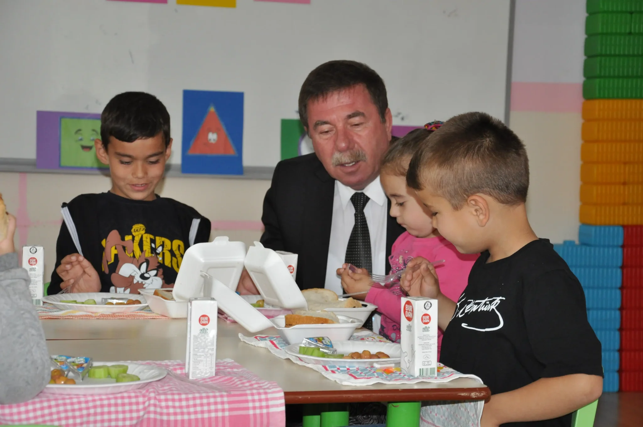 İlçe Milli Eğitim Müdürü Sami Akoğlan, 2022-2023 Eğitim ve öğretim yılının ilk döneminden itibaren, taşımalı eğitimdeki tüm çocuklara ücretsiz yemek dağıtımıyla alakalı detaylı bilgi paylaştı. Akoğlan, “Bakanlık tarafından verilen örnek menüden yola çıkılarak, fiziki şartlara ve beslenme alışkanlıklarına göre ilçede bulunan okullara özel menüler hazırlıyoruz.” dedi.