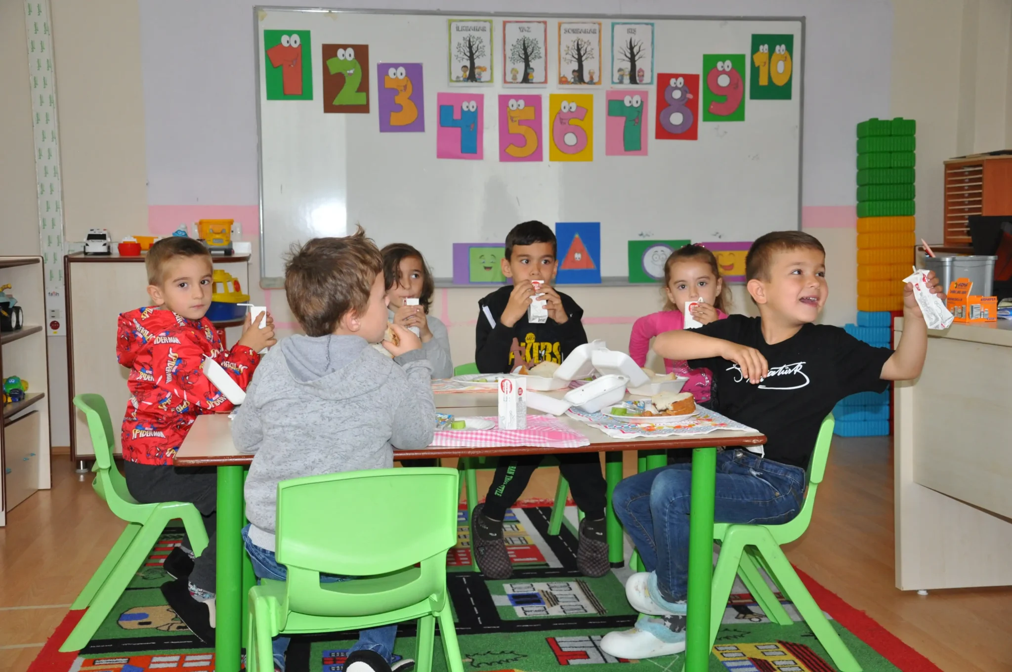 İlçe Milli Eğitim Müdürü Sami Akoğlan, 2022-2023 Eğitim ve öğretim yılının ilk döneminden itibaren, taşımalı eğitimdeki tüm çocuklara ücretsiz yemek dağıtımıyla alakalı detaylı bilgi paylaştı. Akoğlan, “Bakanlık tarafından verilen örnek menüden yola çıkılarak, fiziki şartlara ve beslenme alışkanlıklarına göre ilçede bulunan okullara özel menüler hazırlıyoruz.” dedi.