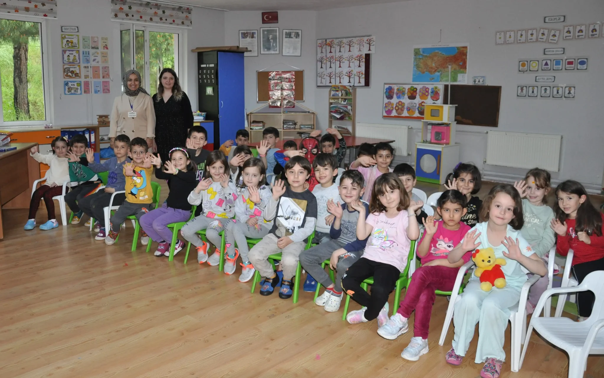 İlçe Milli Eğitim Müdürü Sami Akoğlan, 2022-2023 Eğitim ve öğretim yılının ilk döneminden itibaren, taşımalı eğitimdeki tüm çocuklara ücretsiz yemek dağıtımıyla alakalı detaylı bilgi paylaştı. Akoğlan, “Bakanlık tarafından verilen örnek menüden yola çıkılarak, fiziki şartlara ve beslenme alışkanlıklarına göre ilçede bulunan okullara özel menüler hazırlıyoruz.” dedi.