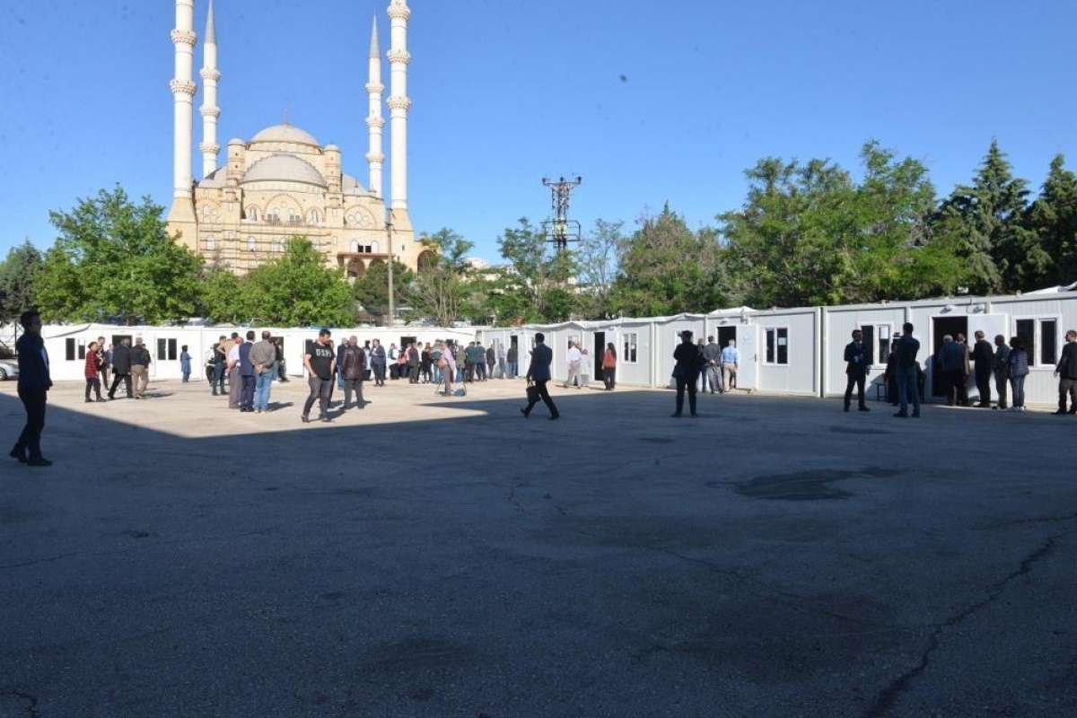 6 Şubat depremlerinin merkez üssü Kahramanmaraş’ta vatandaşlar Cumhurbaşkanlığı ve milletvekili seçimleri için oylarını kullanmaya başladı.