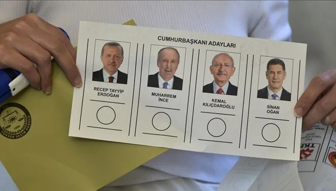 Yarın gerçekleştirilecek Cumhurbaşkanı Seçimi ve 28. Dönem Milletvekili Genel Seçimi'nde oy kullanırken dikkat edilecek hususlar bir kez daha gündeme geldi. Oy pusulası nasıl katlanmalı? Mühür bulaşırsa oy geçersiz sayılır mı?