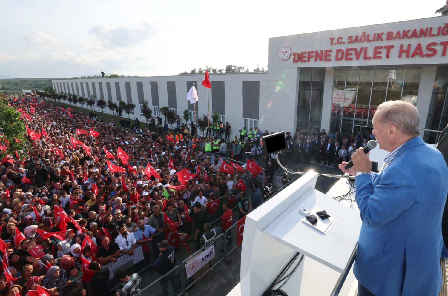 Sağlık Bakanı Fahrettin Koca'nın, sosyal medya hesabından görüntülerini paylaştığı Defne Devlet Hastanesi bugün açıldı. Cumhurbaşkanı Erdoğan, açılış töreninde vatandaşlara hitap etti.