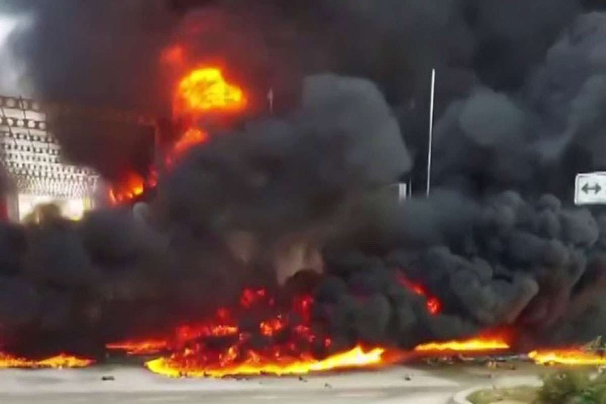 Adana'da bulunan bir köpük fabrikasında yangın çıktı. Bölgeye çok sayıda itfaiye ve sağlık ekibi sevk edildi. 