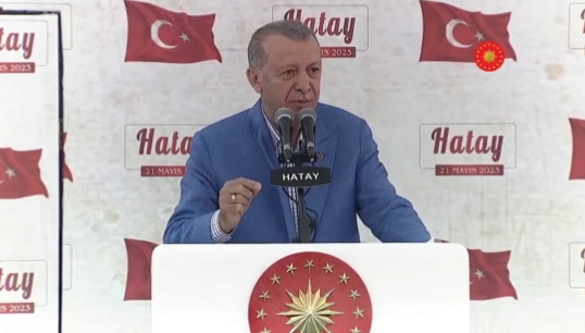 Erdoğan, Hatay'da depremzedelere seslenerek, "Nefretin, kinin diliyle değil, daima kardeşliğin diliyle konuştuk. Sandıkta tecelli eden iradeye böyle yaklaşıyoruz. CHP Genel Başkanı ve ardından gelenler gibi milleti suçlamıyoruz" dedi. 