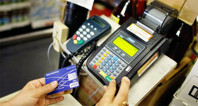 Merkez Bankası (TCMB) bugün tarihli yeni bir talimatı bankalara gönderdi. Çok tartışılan kredi kartı nakit avans kararı kaldırıldı.