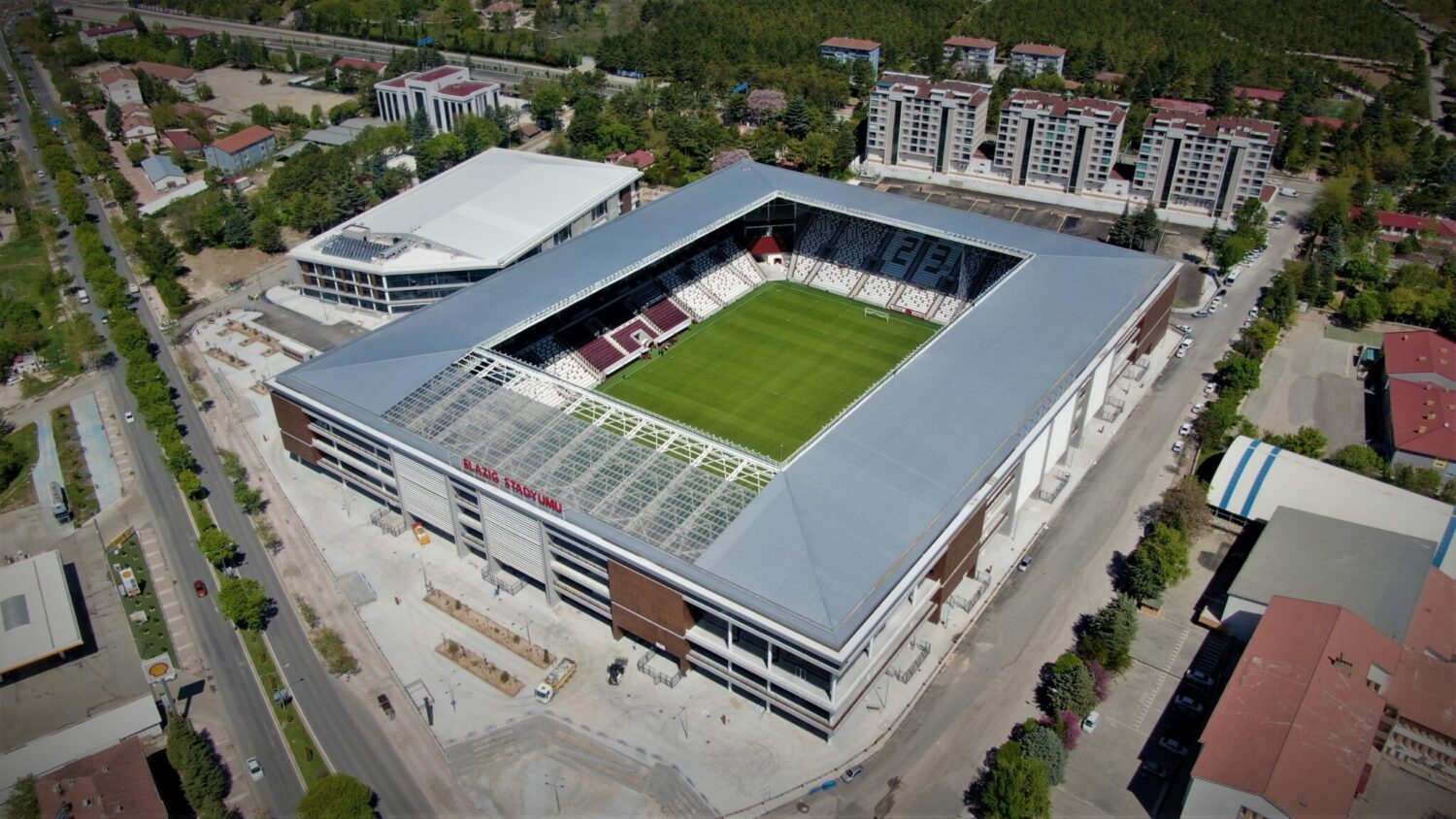 Elazığ taraftarları özlemle beklediği stada bugün kavuşuyor. Yeni Elazığ Atatürk Stadyumu, bugün oynanacak olan ES Elazığspor - K. Karaköprü Belediyespor maçıyla kapılarını açacak.