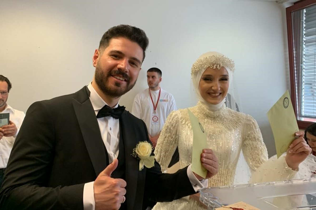 Almanya’da bir çift, düğün öncesi gelinlik ve damatlıkla Stuttgart’daki Türk başkonsolosluğuna gelerek cumhurbaşkanlığı seçimi ikinci turu için oy kullandı.