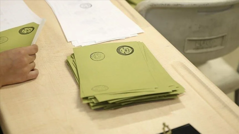 Yarın gerçekleştirilecek Cumhurbaşkanı Seçimi ve 28. Dönem Milletvekili Genel Seçimi'nde oy kullanırken dikkat edilecek hususlar bir kez daha gündeme geldi.Oy pusulası nasıl katlanmalı? Mühür bulaşırsa oy geçersiz mi sayılır?