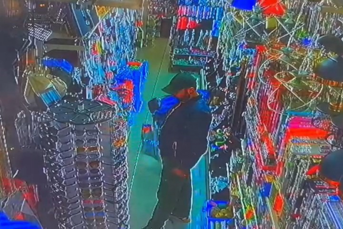 Kocaeli'nin Gebze ilçesinde müşteri gibi girdiği iş yerinde 50 lira değerindeki şapkayı çalan şahıs, saniye saniye güvenlik kamerasına yansıdı.