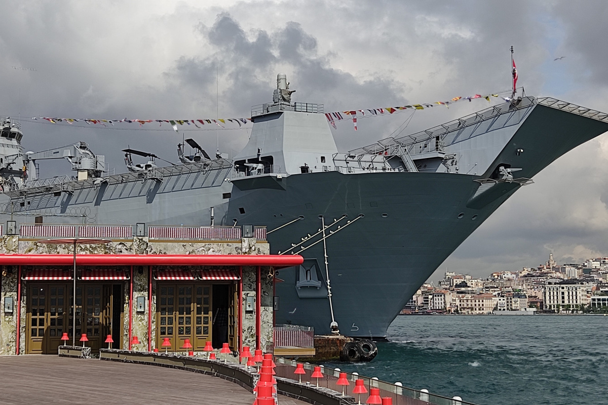Sarayburnu Limanı'na yeniden demirleyen TCG Anadolu gemisine bir haftadır sabah saat 10.00'dan akşam 18.00'a kadar vatandaşların yoğun ilgisi devam ediyor. 