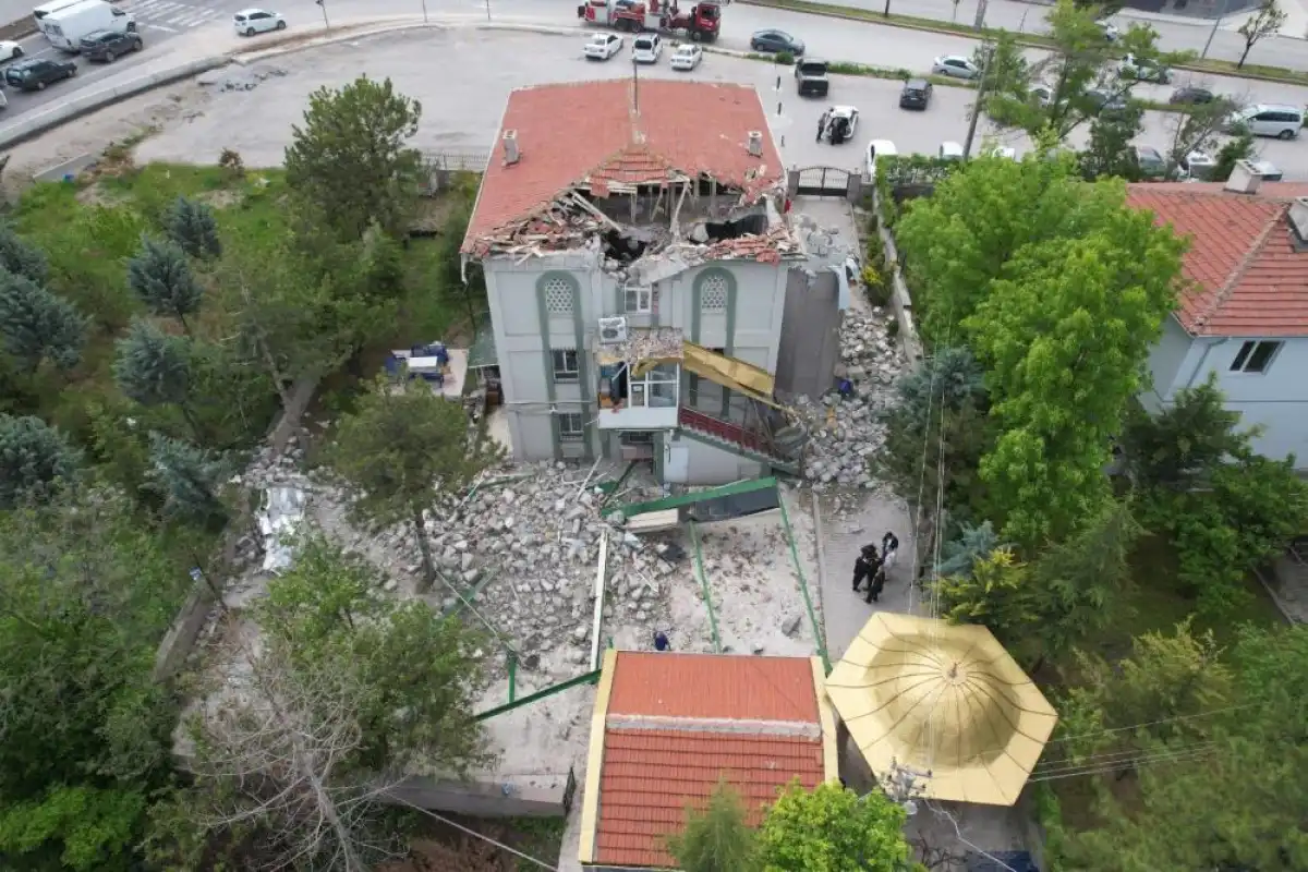 Ankara'da etkili olan şiddetli fırtınada caminin minaresi yıkıldı ve neredeyse fırtına bir çocuğun ölümüne sebep oluyordu. 