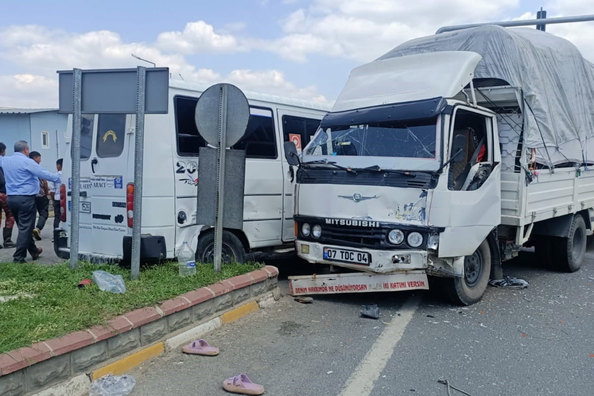 Aydın'ın Nazilli ilçesinde tarım işçilerini taşıyan yolcu minibüsü ile kamyonetin çarpışması sonucu meydana gelen kazada 9 kişi yaralandı.