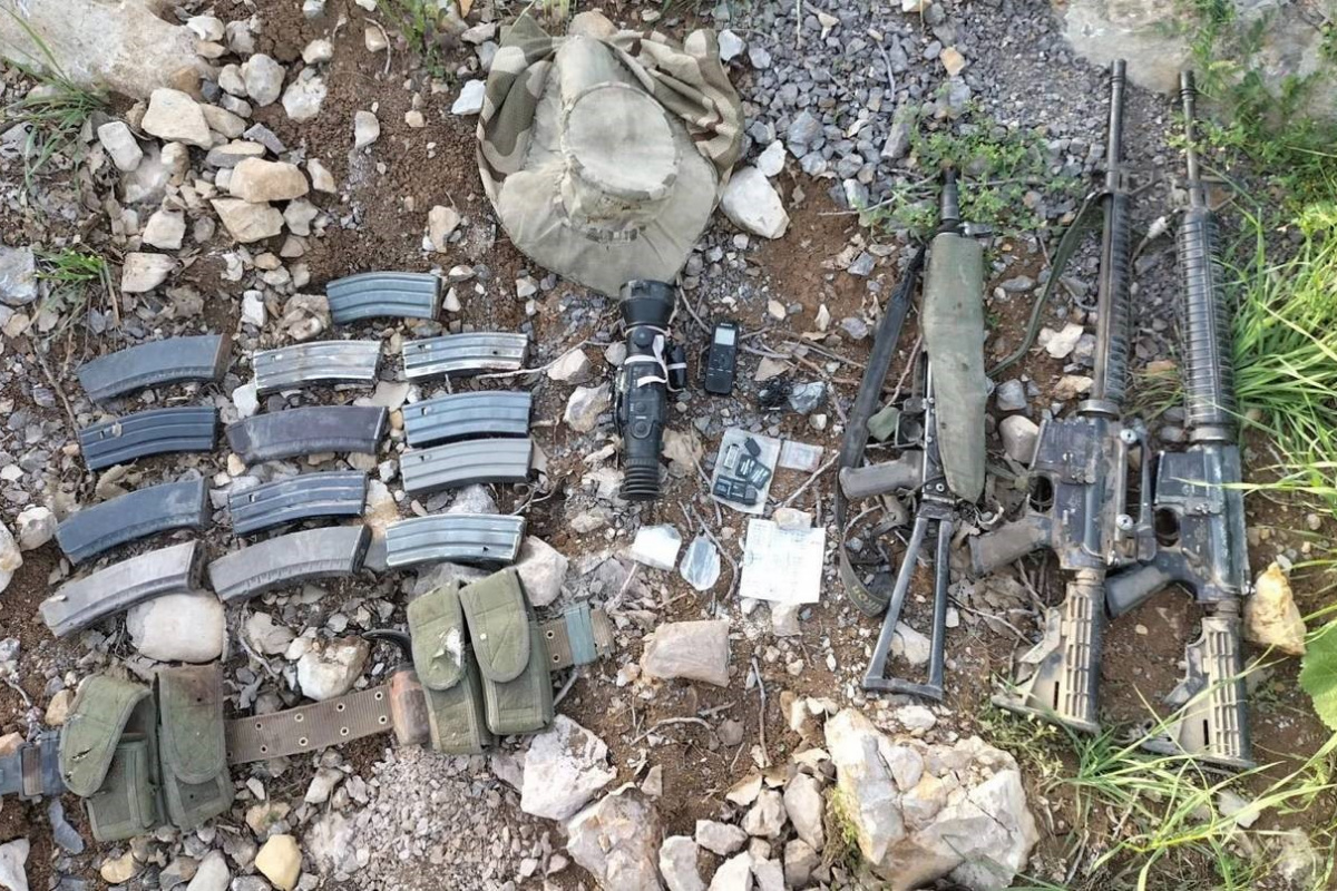 Pençe-Kilit Operasyonu kapsamında gerçekleştirilen arama-tarama faaliyetleri sonrasında Kahraman Mehmetçiklerimiz, teröristlere ait silah ve mühimmatları ele geçirdi.