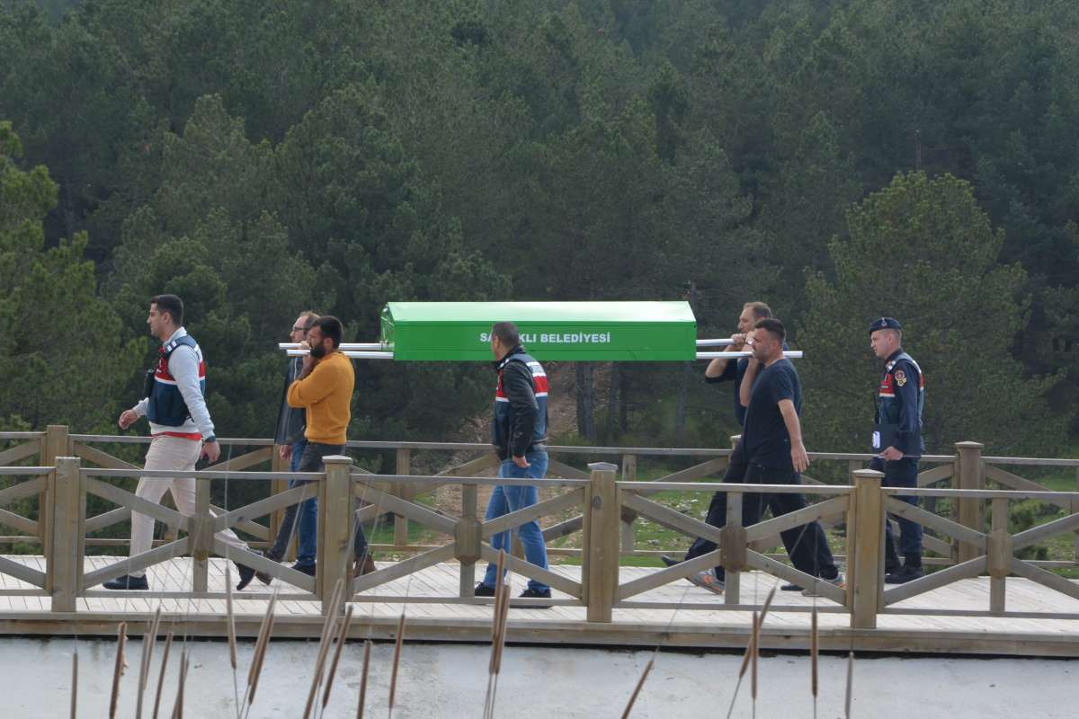 Afyonkarahisar’da yıl sonu pikniğinde gölete düşerek boğulan 4 kişiden iki öğrencinin cansız bedenleri çıkarıldı. Olayda çocukları boğulan aileler çocukların cenazelerinin çıkarılması esnasında sinir krizleri geçirirken, facia bölgesine balık adamların geç gelmesine tepki gösterdi.