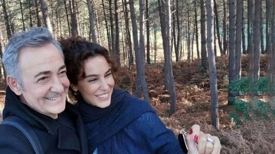 Mehmet Aslantuğ ve Arzum Onan çifti, 27 yıllık evliliklerini tek celsede sonlandırdı. Aslantuğ ve Onan çifti duruşmaya el ele gelerek katıldı.