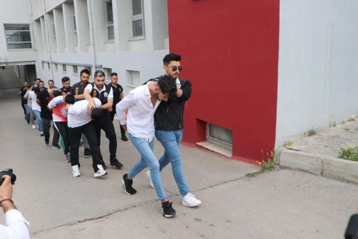Adana polisi “Sazan sarmalı” yöntemiyle 1 milyon 29 bin liralık dolandırıcılık yaptığı öne sürülen 8 şüpheliyi yakalayarak, 7’sinin tutuklanmasını sağladı.