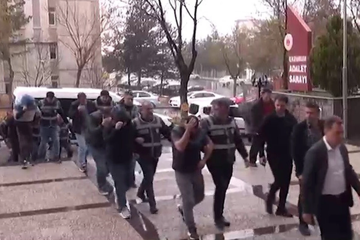 Ekrem İmamoğlu’nun Erzurum’daki mitinginde grubun içine girip taş atarak olayları başlatan şahısların FETÖ ile irtibatlı oldukları ortaya çıktı.