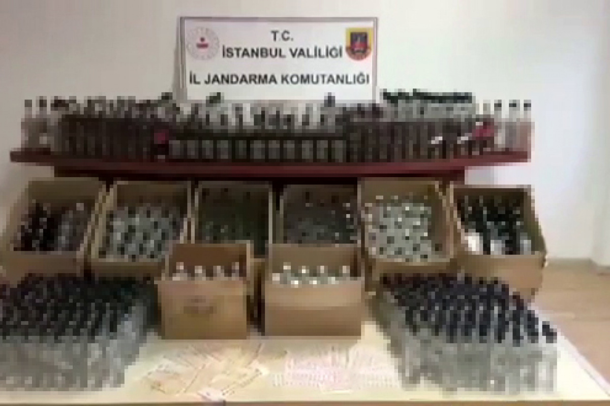 İstanbul İl Jandarma Komutanlığı, eş zamanlı operasyonlarla sahte içki üreten iki ayrı adrese müdahale etti. Yapılan aramalar sonucunda, toplamda 3 ton 600 litre sahte içki ele geçirildi.