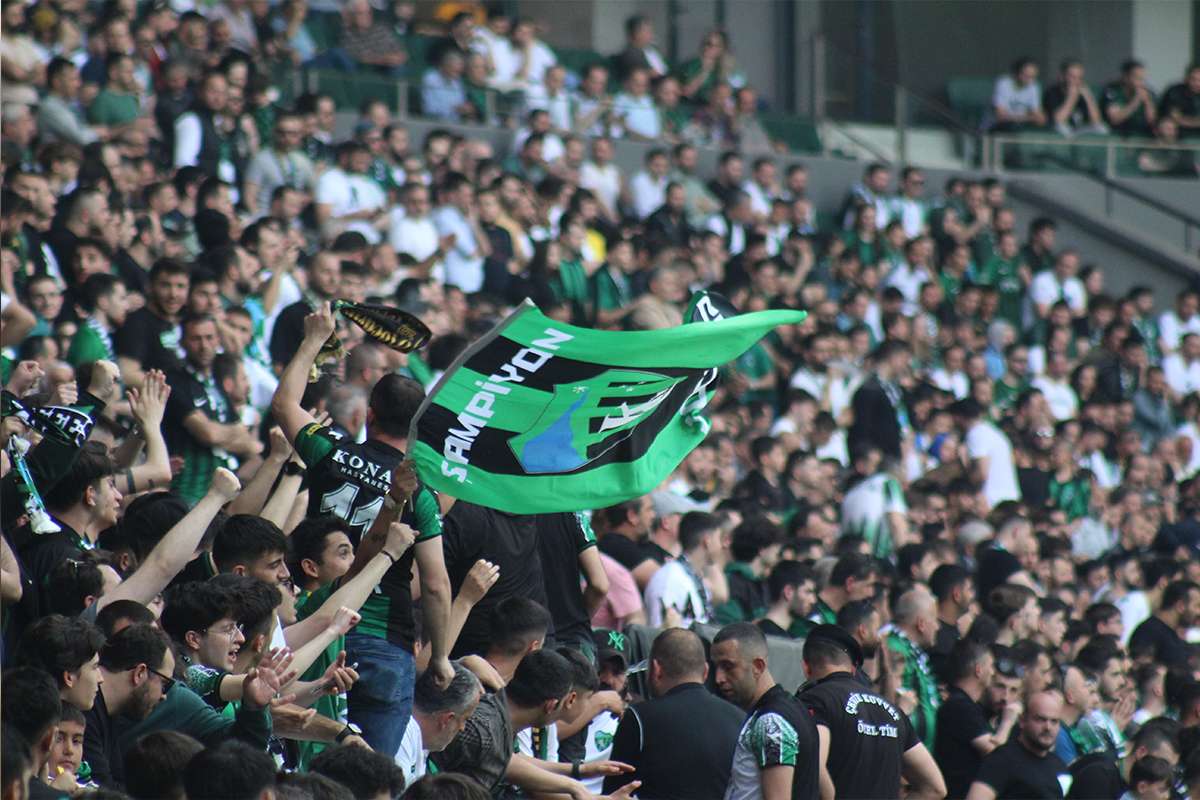 TFF 2.Lig Kırmızı Grup’ta mücadele eden lider Kocaelispor 37. hafta karşılaşmasında GMG Kastamonuspor’u konuk etti. Kocaelispor maçı 2-1 kazanarak şampiyonluğunu ilan etti.