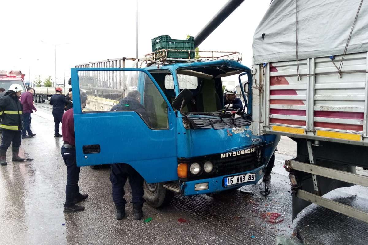 Bursa-Ankara karayolu üzerinde yağış sebebiyle meydana gelen zincirleme kazada 3 araç birbirine girdi. Kazada 2 kişi yaralandı.