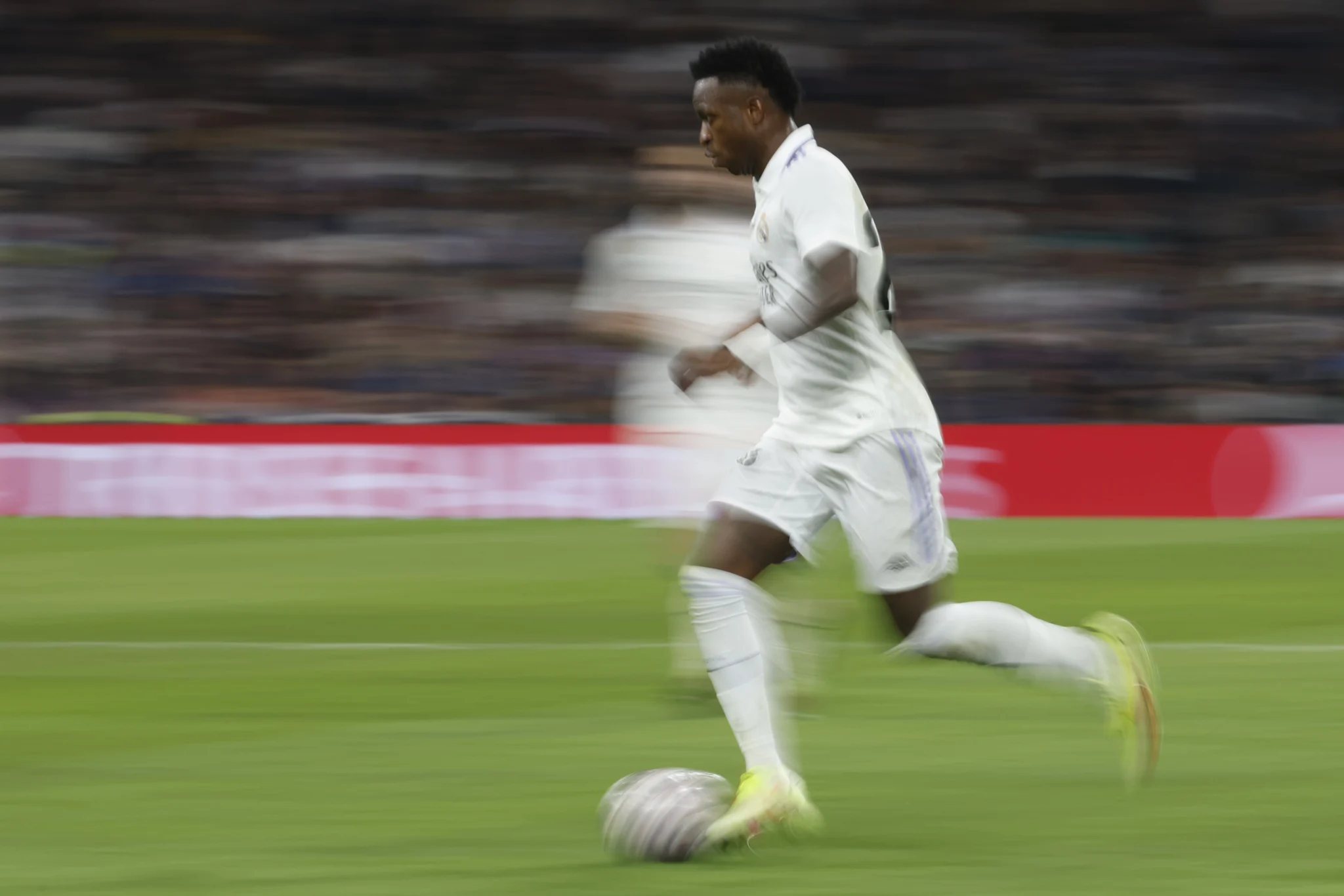 Brezilyalı futbolcu Vinicius Junior, mevcut sezon boyunca oynadığı 49 maçta, attığı 23 gol ve yaptığı 21 asist ile kariyerinin en verimli sezonunu geçiriyor.