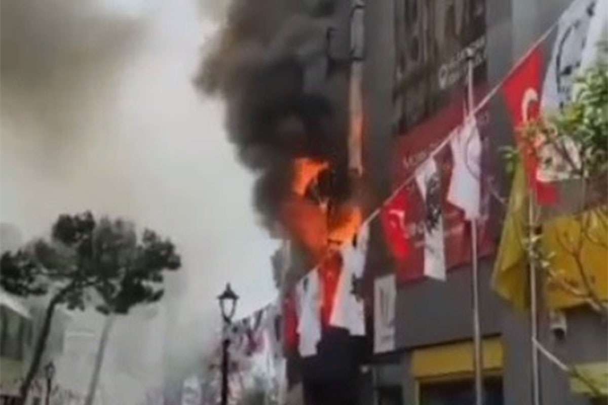 İzmir'in Karşıyaka ilçesinde bulunan bir lokantada çarşı içerisinde yangın meydana geldi. İtfaiye ekipleri hızlı bir şekilde müdahale ederek yangını kısa sürede söndürdü. 