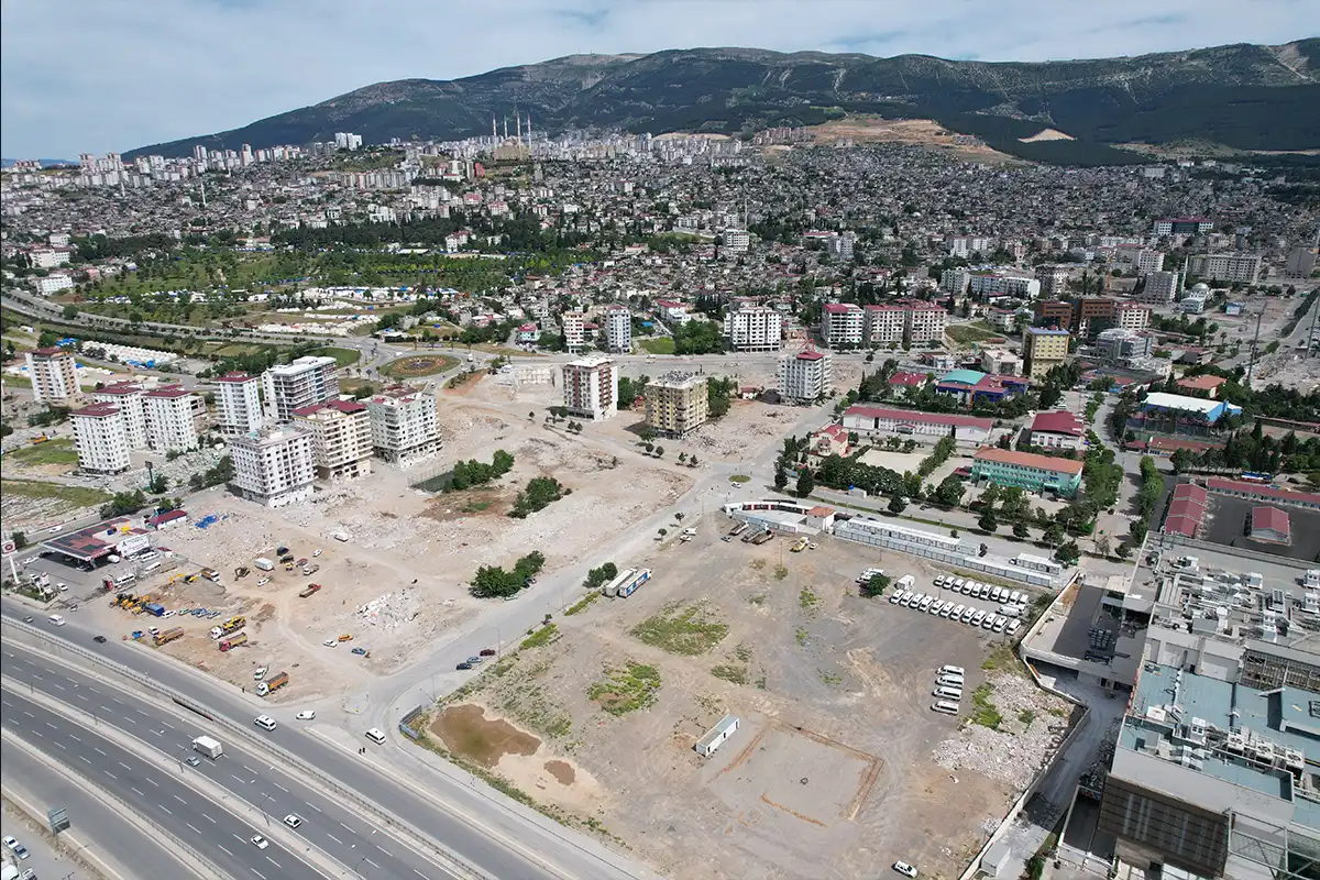 Kahramanmaraş merkezli depremlerin simgesi haline gelen Ebrar Sitesi'nin olduğu Şazibey Mahallesi'nde 4 bin 500 kişi hayatını kaybetti.