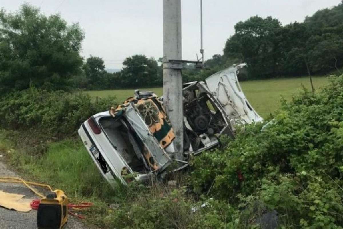 Çanakkale'nin Biga ilçesinde meydana gelen trafik kazasında sürücü Beytullah Aydemir yaralanırken Gaye Aydemir ve 2 yaşındaki oğlu hayatını kaybetti.